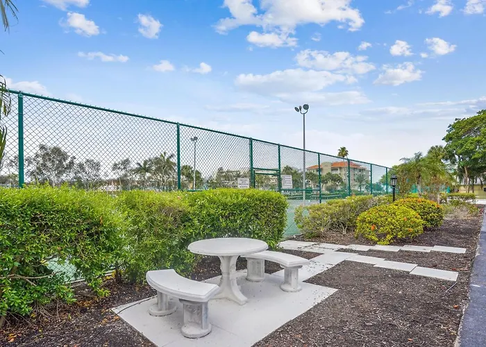 Bayshore Yacht & Tennis 216 *