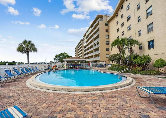 Bayshore Yacht & Tennis 216 *